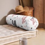 - RealHomes Özel Tasarımlı Dijital Baskılı İç Dolgulu Fermuarlı Silindir Yastık - Realhomes Beyaz Zemin Üzerinde Renkli Kaktüs Desenli Dijital Baskılı Modern İç Dolgulu - Fermuarlı Süet Silindir Rulo Yastık Kırlent Realhomes