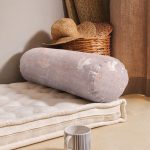 - RealHomes Özel Tasarımlı Dijital Baskılı İç Dolgulu Fermuarlı Silindir Yastık - Realhomes Renkli Zemin Üzerinde Kaktüs Desenli Dijital Baskılı Modern İç Dolgulu Süet Silindir Yastık Kırlent - Bel Yastığı Realhomes