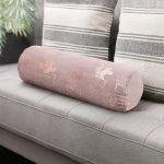 - RealHomes Özel Tasarımlı Dijital Baskılı İç Dolgulu Fermuarlı Silindir Yastık - Realhomes Renkli Zemin Üzerinde Kaktüs Desenli Dijital Baskılı Modern İç Dolgulu Süet Silindir Yastık Kırlent - Bel Yastığı Realhomes