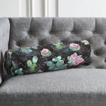 - RealHomes Özel Tasarımlı Dijital Baskılı İç Dolgulu Fermuarlı Silindir Yastık - Realhomes Siyah Zemin Üzerinde Kaktüs Desenli Dijital Baskılı Modern İç Dolgulu - Fermuarlı Süet Silindir Rulo Yastık Kırlent Realhomes