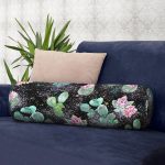 - RealHomes Özel Tasarımlı Dijital Baskılı İç Dolgulu Fermuarlı Silindir Yastık - Realhomes Siyah Zemin Üzerinde Kaktüs Desenli Dijital Baskılı Modern İç Dolgulu - Fermuarlı Süet Silindir Rulo Yastık Kırlent Realhomes