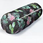 - RealHomes Özel Tasarımlı Dijital Baskılı İç Dolgulu Fermuarlı Silindir Yastık - Realhomes Siyah Zemin Üzerinde Kaktüs Desenli Dijital Baskılı Modern İç Dolgulu - Fermuarlı Süet Silindir Rulo Yastık Kırlent Realhomes
