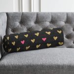 - RealHomes Özel Tasarımlı Dijital Baskılı İç Dolgulu Fermuarlı Silindir Yastık - Realhomes Sevgililer Günü Temalı Özel Tasarım Dijital Baskılı Modern İç Dolgulu - Fermuarlı Süet Silindir Yuvarlak Yastık Kırlent Realhomes