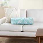 - RealHomes Özel Tasarımlı Dijital Baskılı İç Dolgulu Fermuarlı Silindir Yastık - Realhomes Turkuaz Zeminde Beyaz Yaprak Figürlü Dijital Baskılı Modern İç Dolgulu Yumuşak Silindir Form Yastık Kırlent Realhomes