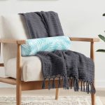 - RealHomes Özel Tasarımlı Dijital Baskılı İç Dolgulu Fermuarlı Silindir Yastık - Realhomes Turkuaz Zeminde Beyaz Yaprak Figürlü Dijital Baskılı Modern İç Dolgulu Yumuşak Silindir Form Yastık Kırlent Realhomes