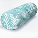 - RealHomes Özel Tasarımlı Dijital Baskılı İç Dolgulu Fermuarlı Silindir Yastık - Realhomes Turkuaz Zeminde Beyaz Yaprak Figürlü Dijital Baskılı Modern İç Dolgulu Yumuşak Silindir Form Yastık Kırlent Realhomes