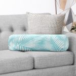 - RealHomes Özel Tasarımlı Dijital Baskılı İç Dolgulu Fermuarlı Silindir Yastık - Realhomes Turkuaz Zeminde Beyaz Yaprak Figürlü Dijital Baskılı Modern İç Dolgulu Yumuşak Silindir Form Yastık Kırlent Realhomes