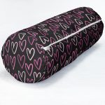 - RealHomes Özel Tasarımlı Dijital Baskılı İç Dolgulu Fermuarlı Silindir Yastık - Realhomes  Sevgililer Günü Temalı Özel Tasarım Dijital Baskılı Modern İç Dolgulu Fermuarlı Çok Amaçlı Silindir Yastık Kırlent Realhomes