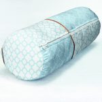 Mavi & Beyaz Ogea Desenli Dijital Baskılı Dekoratif İç Dolgulu - Fermuarlı Süet Berjer Silindir Yastık Kırlent Realhomes