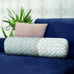 - RealHomes Özel Tasarımlı Dijital Baskılı İç Dolgulu Fermuarlı Silindir Yastık - Realhomes Gri & Beyaz Ogea Desenli Dijital Baskılı Dekoratif İç Dolgulu - Fermuarlı Süet Silindir Rulo Yastık Kırlent Realhomes