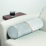 - RealHomes Özel Tasarımlı Dijital Baskılı İç Dolgulu Fermuarlı Silindir Yastık - Realhomes Gri & Beyaz Ogea Desenli Dijital Baskılı Dekoratif İç Dolgulu - Fermuarlı Süet Silindir Rulo Yastık Kırlent Realhomes