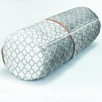 - RealHomes Özel Tasarımlı Dijital Baskılı İç Dolgulu Fermuarlı Silindir Yastık - Realhomes Gri & Beyaz Ogea Desenli Dijital Baskılı Dekoratif İç Dolgulu - Fermuarlı Süet Silindir Rulo Yastık Kırlent Realhomes