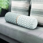 - RealHomes Özel Tasarımlı Dijital Baskılı İç Dolgulu Fermuarlı Silindir Yastık - Realhomes Gri & Beyaz Ogea Desenli Dijital Baskılı Dekoratif İç Dolgulu - Fermuarlı Süet Silindir Rulo Yastık Kırlent Realhomes