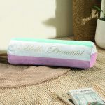 - RealHomes Özel Tasarımlı Dijital Baskılı İç Dolgulu Fermuarlı Silindir Yastık - Realhomes Hello Beautiful Mavi & Pembe Dijital Baskılı Dekoratif İç Dolgulu - Fermuarlı Süet Berjer Silindir Yastık Kırlent Realhomes