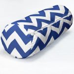 - RealHomes Özel Tasarımlı Dijital Baskılı İç Dolgulu Fermuarlı Silindir Yastık - Realhomes Lacivert Zikzak Tasarımlı Dijital Baskılı Dekoratif İç Dolgulu Yumuşak Silindir Form Yastık Kırlent Realhomes