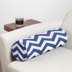 - RealHomes Özel Tasarımlı Dijital Baskılı İç Dolgulu Fermuarlı Silindir Yastık - Realhomes Lacivert Zikzak Tasarımlı Dijital Baskılı Dekoratif İç Dolgulu Yumuşak Silindir Form Yastık Kırlent Realhomes