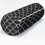 - RealHomes Özel Tasarımlı Dijital Baskılı İç Dolgulu Fermuarlı Silindir Yastık - Realhomes  Siyah Pul Tasarımlı Dijital Baskılı Modern İç Dolgulu Süet Silindir Yastık Kırlent - Bel Yastığı Realhomes