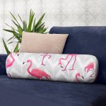 - RealHomes Özel Tasarımlı Dijital Baskılı İç Dolgulu Fermuarlı Silindir Yastık - Realhomes Gri Zikzak Zeminde Flamingolar Temalı Modern İç Dolgulu Yumuşak Silindir Form Yastık Kırlent Realhomes