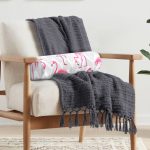 - RealHomes Özel Tasarımlı Dijital Baskılı İç Dolgulu Fermuarlı Silindir Yastık - Realhomes Gri Zikzak Zeminde Flamingolar Temalı Modern İç Dolgulu Yumuşak Silindir Form Yastık Kırlent Realhomes