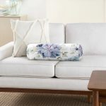 Beyaz Zeminde Çiçek Motifli Dijital Baskılı Dekoratif İç Dolgulu - Fermuarlı Süet Silindir Yuvarlak Yastık Kırlent Realhomes