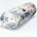 Beyaz Zeminde Çiçek Motifli Dijital Baskılı Dekoratif İç Dolgulu - Fermuarlı Süet Silindir Yuvarlak Yastık Kırlent Realhomes