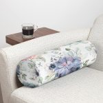 Beyaz Zeminde Çiçek Motifli Dijital Baskılı Dekoratif İç Dolgulu - Fermuarlı Süet Silindir Yuvarlak Yastık Kırlent Realhomes