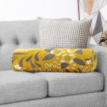 - RealHomes Özel Tasarımlı Dijital Baskılı İç Dolgulu Fermuarlı Silindir Yastık - Realhomes Sarı Zeminli Otantik Motifli Yaprak Motifli İç Dolgulu Yumuşak Silindir Form Yastık Kırlent Realhomes