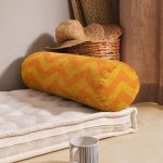 - RealHomes Özel Tasarımlı Dijital Baskılı İç Dolgulu Fermuarlı Silindir Yastık - Realhomes Sarı Turuncu Zigzag Tasarımlı Dekoratif İç Dolgulu Yumuşak Silindir Form Yastık Kırlent Realhomes