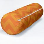 - RealHomes Özel Tasarımlı Dijital Baskılı İç Dolgulu Fermuarlı Silindir Yastık - Realhomes Sarı Turuncu Zigzag Tasarımlı Dekoratif İç Dolgulu Yumuşak Silindir Form Yastık Kırlent Realhomes