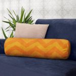 - RealHomes Özel Tasarımlı Dijital Baskılı İç Dolgulu Fermuarlı Silindir Yastık - Realhomes Sarı Turuncu Zigzag Tasarımlı Dekoratif İç Dolgulu Yumuşak Silindir Form Yastık Kırlent Realhomes
