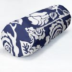 Lacivert Zeminli Beyaz Tropik Yaprak Motifli İç Dolgulu Süet Silindir Yastık Kırlent - Bel Yastığı Realhomes