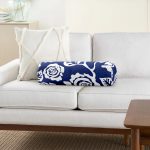 Lacivert Zeminli Beyaz Tropik Yaprak Motifli İç Dolgulu Süet Silindir Yastık Kırlent - Bel Yastığı Realhomes