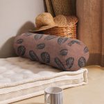 - RealHomes Özel Tasarımlı Dijital Baskılı İç Dolgulu Fermuarlı Silindir Yastık - Realhomes Kahve Zeminli Yaprak Tasarımlı Dijital Baskılı İç Dolgulu - Fermuarlı Süet Silindir Rulo Yastık Kırlent Realhomes