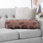 - RealHomes Özel Tasarımlı Dijital Baskılı İç Dolgulu Fermuarlı Silindir Yastık - Realhomes Kahve Zeminli Yaprak Tasarımlı Dijital Baskılı İç Dolgulu - Fermuarlı Süet Silindir Rulo Yastık Kırlent Realhomes