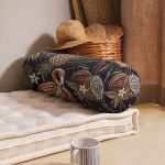 - RealHomes Özel Tasarımlı Dijital Baskılı İç Dolgulu Fermuarlı Silindir Yastık - Realhomes Koyu Zeminli Flamingo Ananas Motifli İç Dolgulu - Fermuarlı Süet Silindir Daire Yastık Kırlent Realhomes