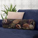 - RealHomes Özel Tasarımlı Dijital Baskılı İç Dolgulu Fermuarlı Silindir Yastık - Realhomes Koyu Zeminli Flamingo Ananas Motifli İç Dolgulu - Fermuarlı Süet Silindir Daire Yastık Kırlent Realhomes