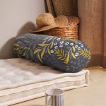 - RealHomes Özel Tasarımlı Dijital Baskılı İç Dolgulu Fermuarlı Silindir Yastık - Realhomes Koyu Zeminli Tropik Yaprak Motifli Dekoratif İç Dolgulu - Fermuarlı Süet Berjer Silindir Yastık Kırlent Realhomes