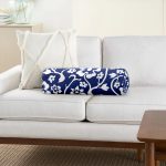 - RealHomes Özel Tasarımlı Dijital Baskılı İç Dolgulu Fermuarlı Silindir Yastık - Realhomes  Lacivert Zeminli Beyaz Tropik Yaprak Motifli İç Dolgulu - Fermuarlı Süet Silindir Rulo Yastık Kırlent Realhomes