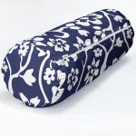 - RealHomes Özel Tasarımlı Dijital Baskılı İç Dolgulu Fermuarlı Silindir Yastık - Realhomes  Lacivert Zeminli Beyaz Tropik Yaprak Motifli İç Dolgulu - Fermuarlı Süet Silindir Rulo Yastık Kırlent Realhomes