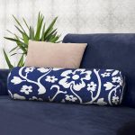 - RealHomes Özel Tasarımlı Dijital Baskılı İç Dolgulu Fermuarlı Silindir Yastık - Realhomes  Lacivert Zeminli Beyaz Tropik Yaprak Motifli İç Dolgulu - Fermuarlı Süet Silindir Rulo Yastık Kırlent Realhomes