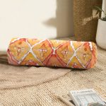 - RealHomes Özel Tasarımlı Dijital Baskılı İç Dolgulu Fermuarlı Silindir Yastık - Realhomes Turuncu Damask Tasarımlı Dijital Baskılı Dekoratif İç Dolgulu - Fermuarlı Süet Berjer Silindir Yastık Kırlent Realhomes