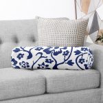 - RealHomes Özel Tasarımlı Dijital Baskılı İç Dolgulu Fermuarlı Silindir Yastık - Realhomes  Beyaz Zemin Lacivert Gül Motifli Dekoratik İç Dolgulu - Fermuarlı Süet Berjer Silindir Yastık Kırlent Realhomes