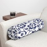 - RealHomes Özel Tasarımlı Dijital Baskılı İç Dolgulu Fermuarlı Silindir Yastık - Realhomes  Beyaz Zemin Lacivert Gül Motifli Dekoratik İç Dolgulu - Fermuarlı Süet Berjer Silindir Yastık Kırlent Realhomes