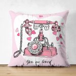 - Suet-K10003-Gorsel - Realhomes Çift Taraflı Pembe Zemin Kalpli Antika Telefon Tasarımlı Dijital Baskılı Dekoratif Süet Yastık Kırlent Kılıfı Realhomes