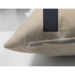 - Suet-K10020-Gorsel-2 - Realhomes Çift Taraflı Krem Zeminli Minimal Çizimli Dijital Baskılı Modern Süet Yastık Kırlent Kılıfı Realhomes