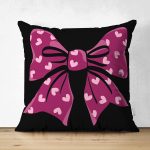 - Suet-K10097-Gorsel - Realhomes Çift Taraflı Siyah Zemin Pembe Kurdele Tasarımlı Dijital Baskılı Dekoratif Süet Yastık Kırlent Kılıfı Realhomes