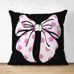 - Suet-K10098-Gorsel - Realhomes Çift Taraflı Siyah Zemin Pembe Puantiyeli Kurdele Tasarımlı Dijital Baskılı Modern Süet Yastık Kırlent Kılıfı Realhomes