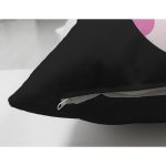 - Suet-K10098-Gorsel-2 - Realhomes Çift Taraflı Siyah Zemin Pembe Puantiyeli Kurdele Tasarımlı Dijital Baskılı Modern Süet Yastık Kırlent Kılıfı Realhomes