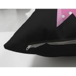 - Suet-K10100-Gorsel-2 - Realhomes Çift Taraflı Siyah Zemin Pembe Kurdele Tasarımlı Dijital Baskılı Modern Süet Yastık Kırlent Kılıfı Realhomes