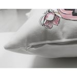 - Suet-K10139-Gorsel-2 - Realhomes Çift Taraflı Pembe Antika Daktilo Çizimli Dijital Baskılı Dekoratif Süet Yastık Kırlent Kılıfı Realhomes